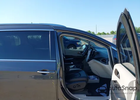 2018 Chrysler Pacifica Touring L Plus z USA, uszkodzony, nr VIN 2C4RC1EGXJR144799